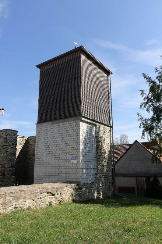 Der neue Turm der Kirche St. Georg in Horla.