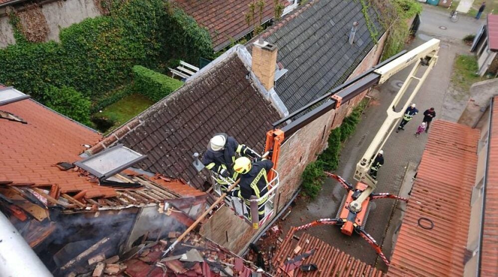 Die Raupenarbeitsbühne von Andrè Mühlbach kam im Mai 2019 beim Großbrand am Jessener Markt zum Einsatz.
