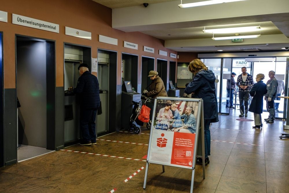 Auch im Selbstbedienungsbereich der Sparkassenfiliale am Wittenberger Markt gibt es jetzt besetzte Kassenschalter.