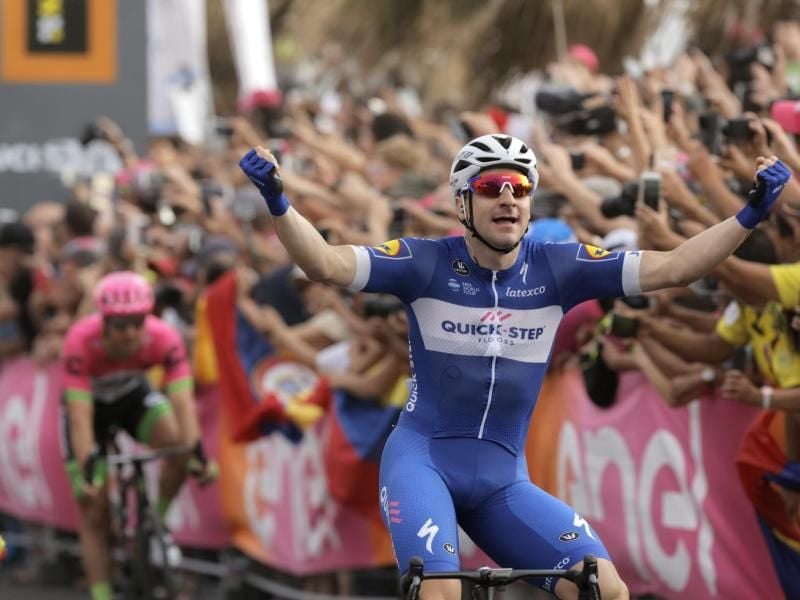 Der Italiener Elia Viviani jubelt nach seinem Etappensieg. Foto: Sebastian Scheiner/AP