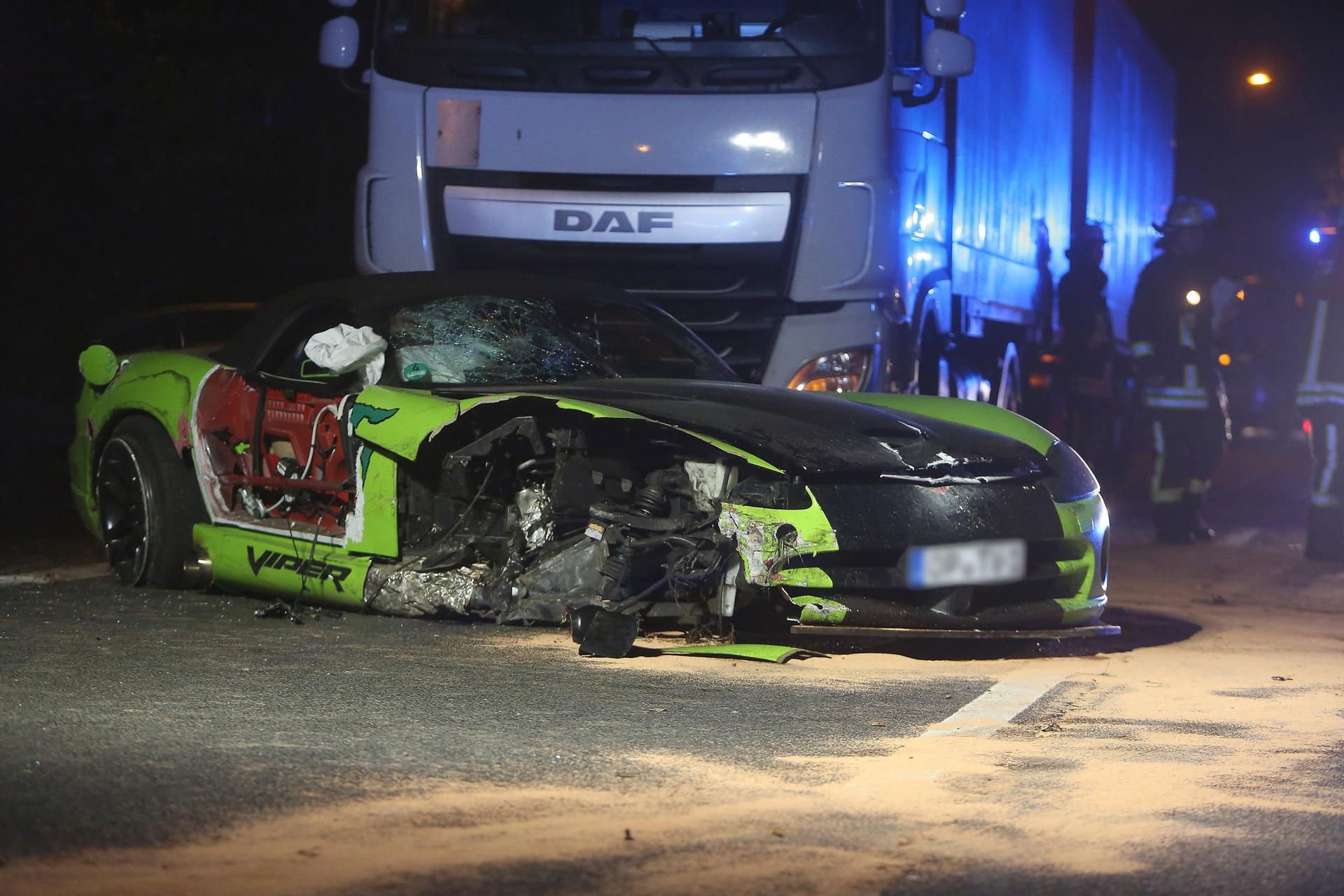 Ein Insasse dieses verunglückten Sportwagens wurde bei dem Unfall getötet.
