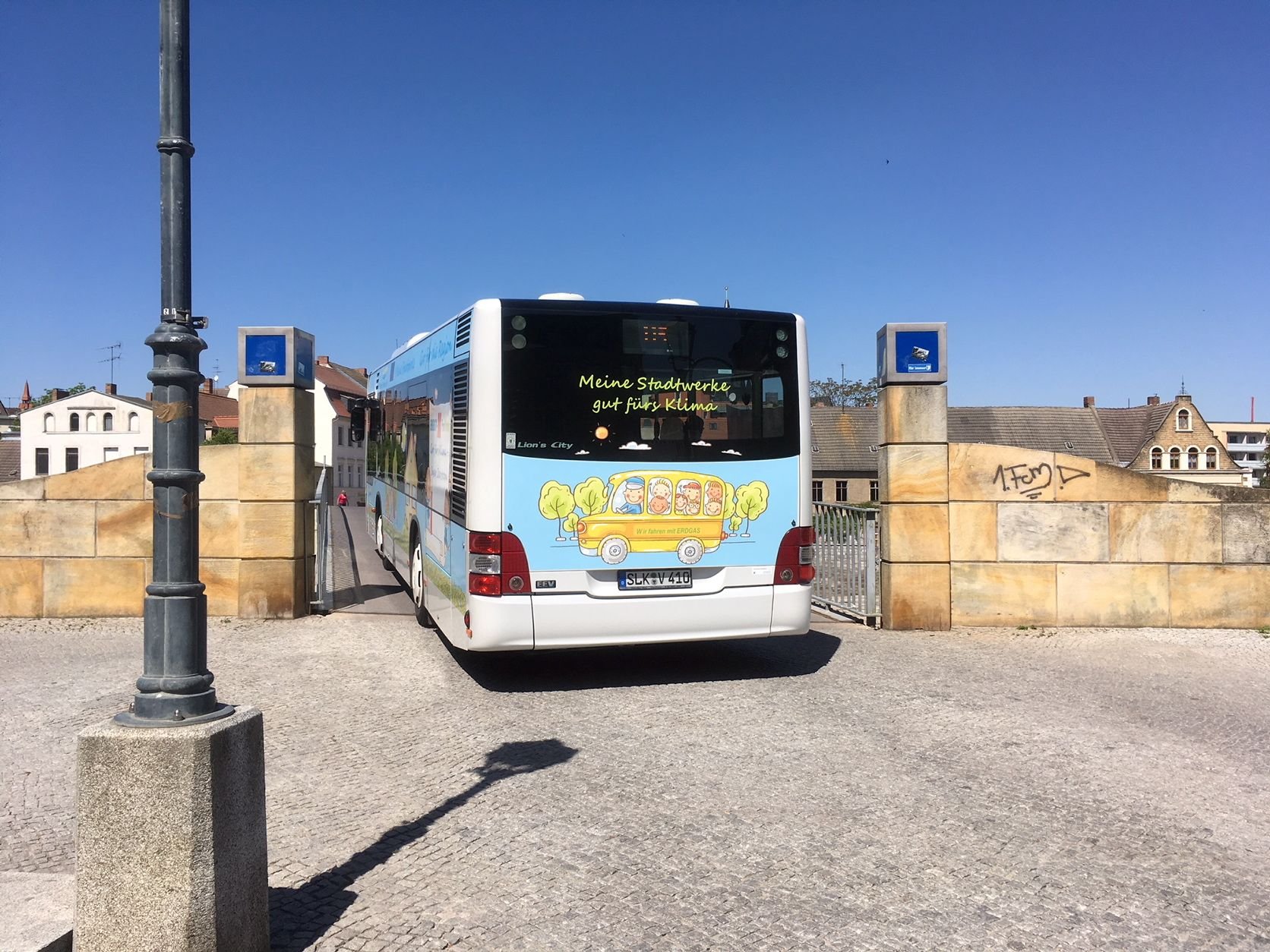 Stadtbusse dürfen die Marktbrücke in Bernburg passieren, jeden Tag passiert das 22 mal.