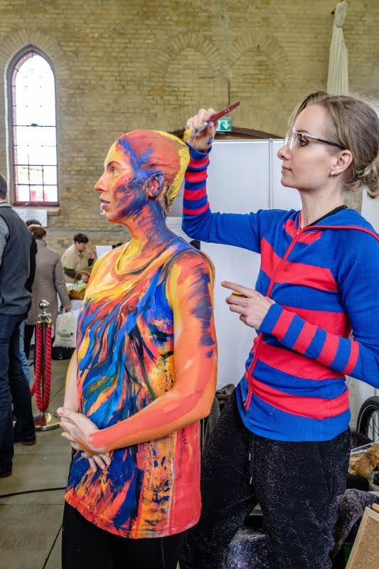 Julie Böhm macht aus Menschen lebende Kunstwerke.
