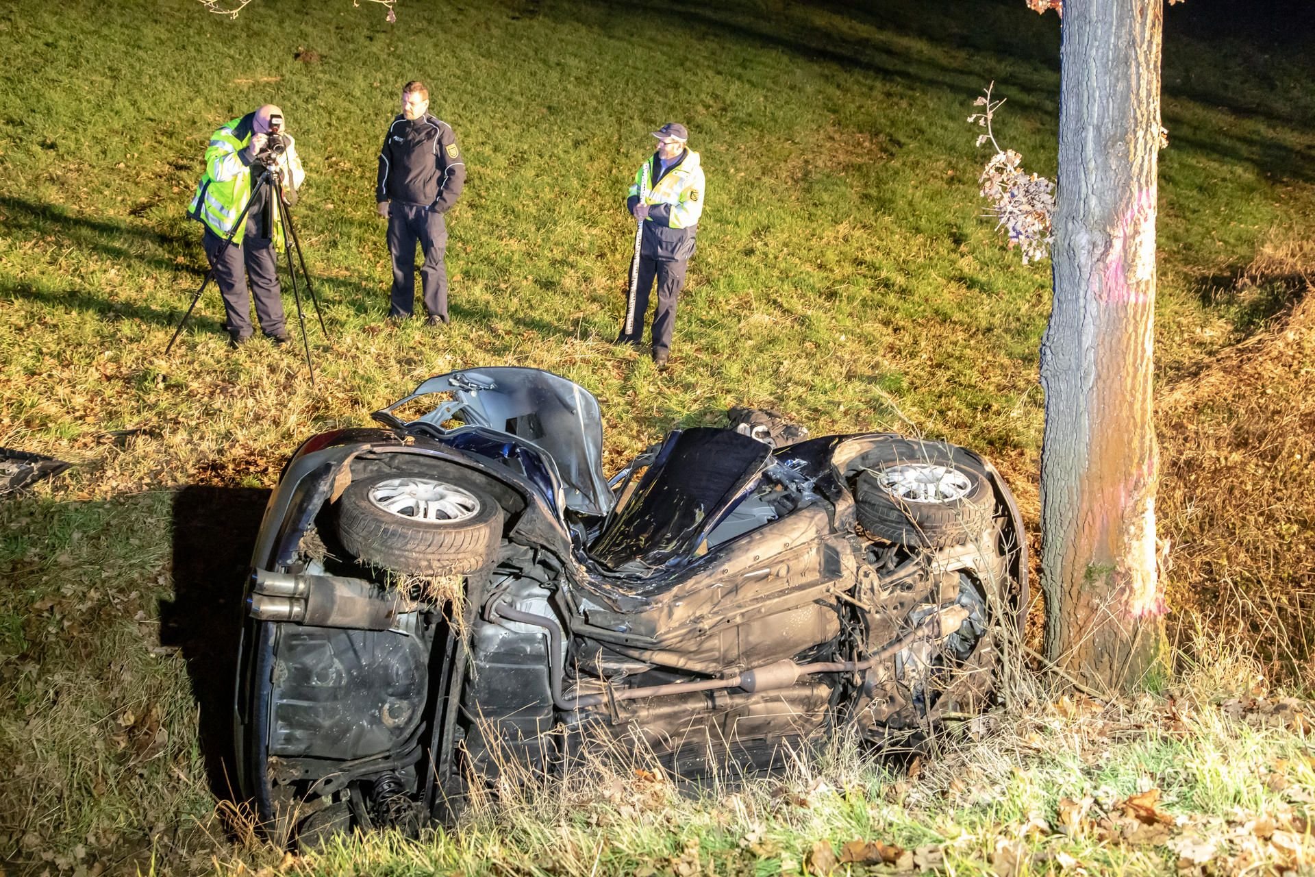 Unfallaufnahme bei Burgstädt: Eine 41-Jährige ist am Samstagnachmittag bei einem Verkehrsunfall in der Nähe von Burgstädt ums Leben gekommen.