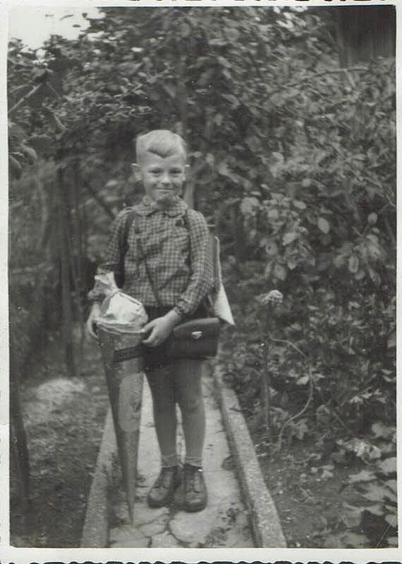 Klaus Jacob bei seiner Schuleinführung in Halle im Jahr 1943