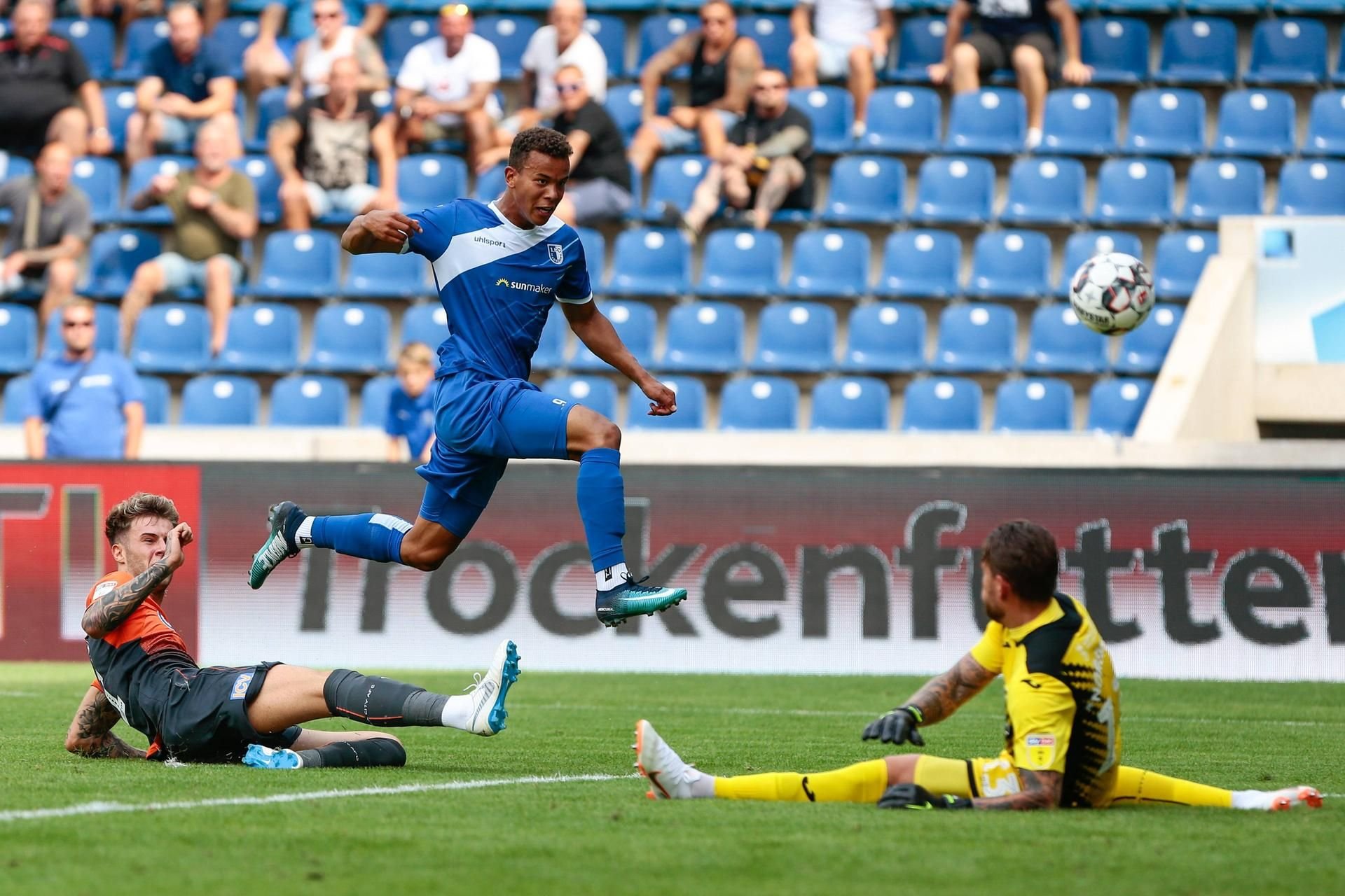 Starker Auftritt: Magdeburgs Marcel Costly scheitert hier an Swansea-Keeper Kristoffer Nordfeldt.