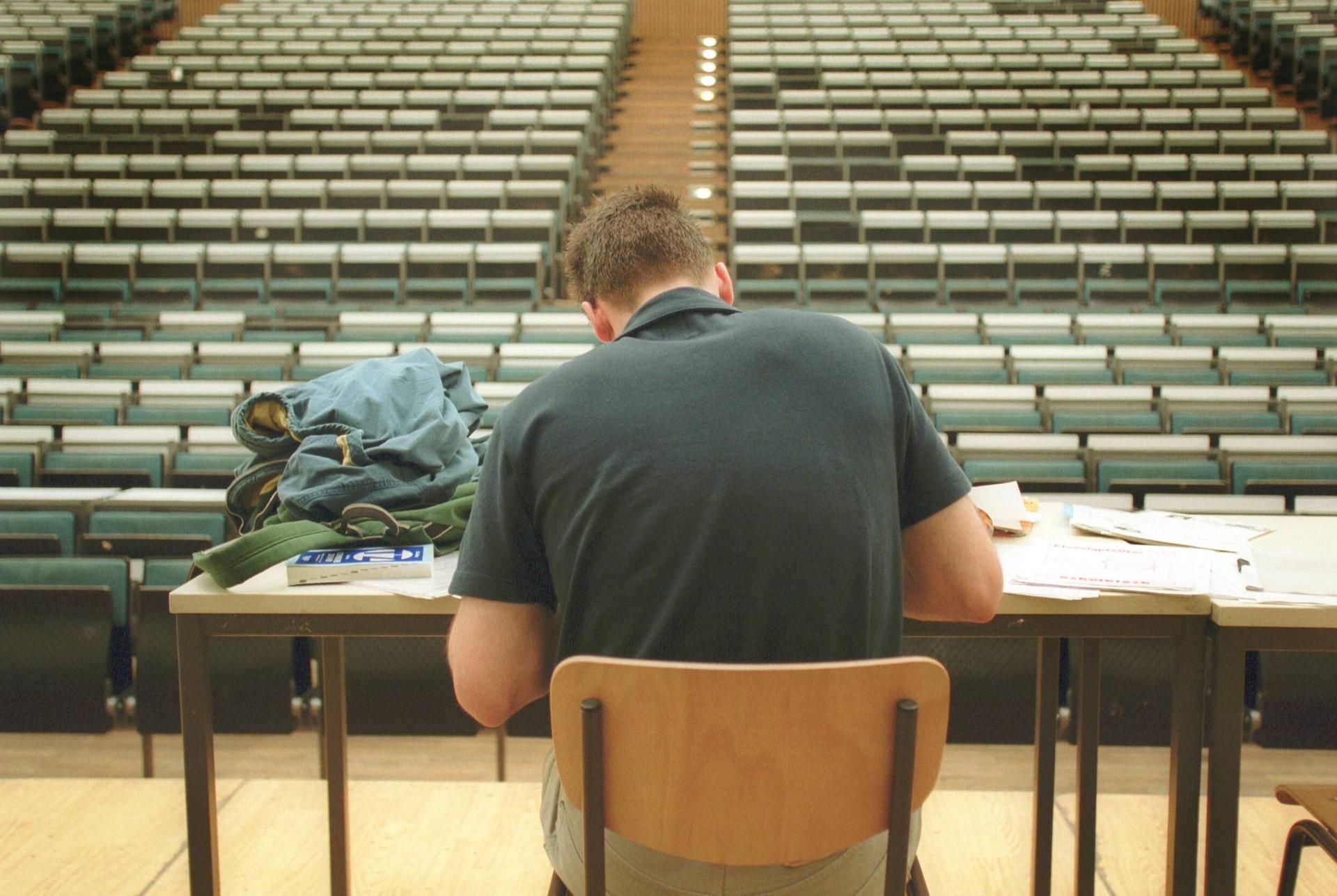Illustration: Ein Student sitzt allein in einem Hörsaal. Der Rückgang der Mint-Studierenden in Sachsen-Anhalt sei inzwischen durchaus alarmierend.