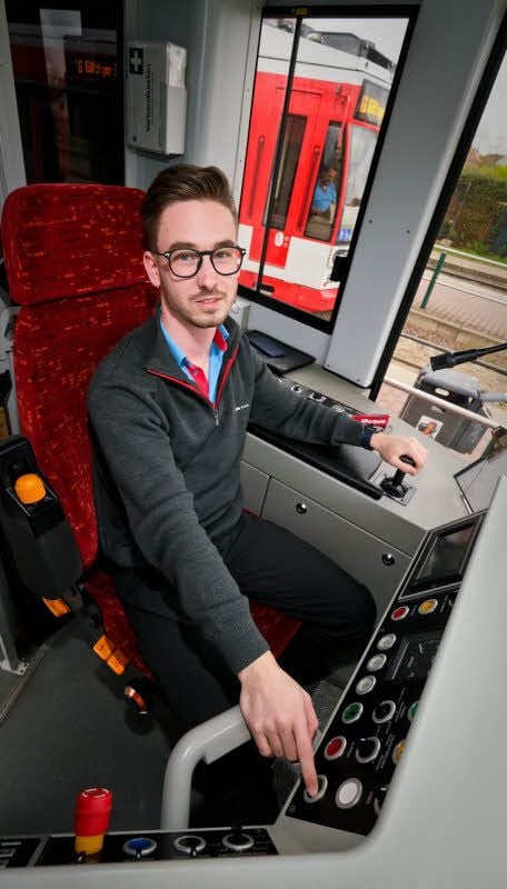 Maximilian Ulbricht hat seinen Traum zum Beruf gemacht. Der 21-Jährige gehört zu Halles jüngsten Straßenbahnfahrern.