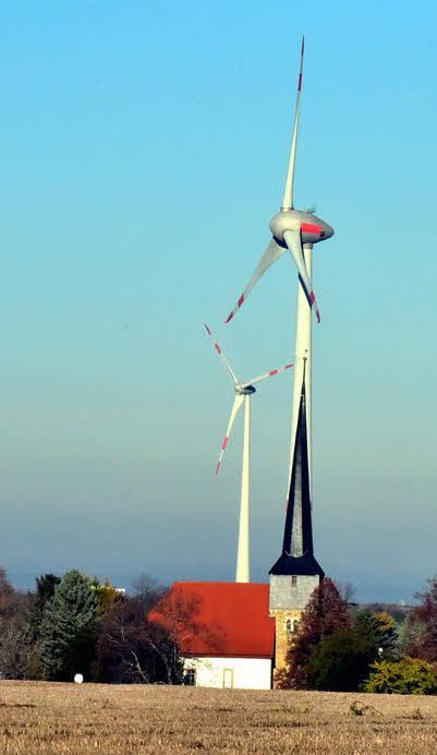 Windräder hinterm Kirchturm