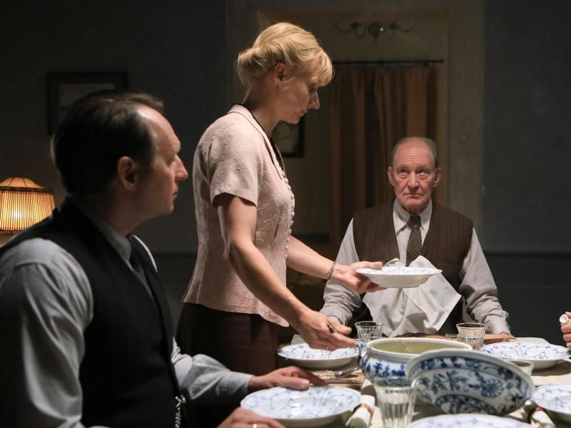 „Heimat Helgoland”: Georg Jessen (Bernd Panzer, l-r), Margarethe Jessen / Schensky (Christina Große), Franz Schensky (Michael Mendl), Maria Schensky (Elisa Posky. Foto: Thomas Bresinsky
