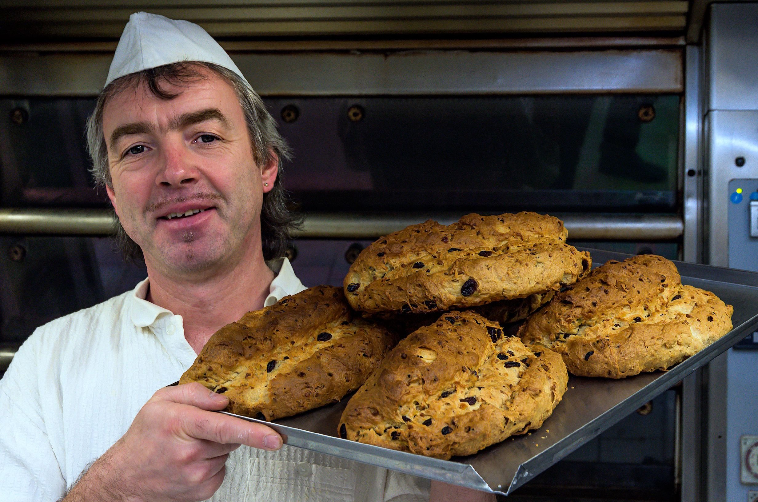 Der Mücheln Bäcker Helge Sommerwerk mit Stollen