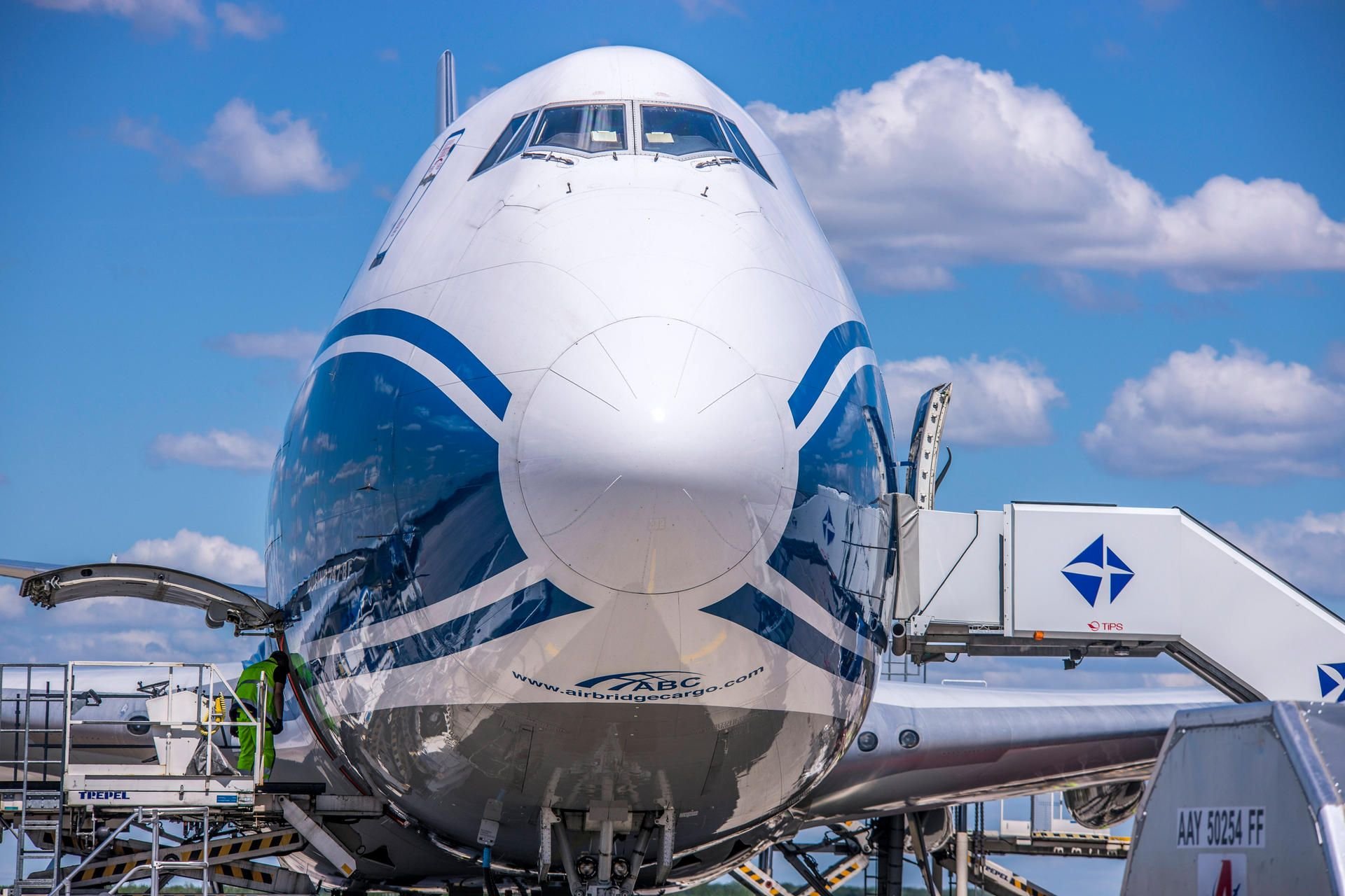 Eine Boeing 747-8F VQ-BFE der Volga Dnejpr Airlines am Flughafen Leipzig Halle.