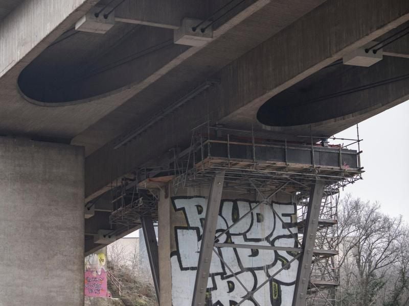 Eine Arbeitsplattform hängt an einem der Pfeiler der Salzbachtalbrücke. Foto: Boris Roessler