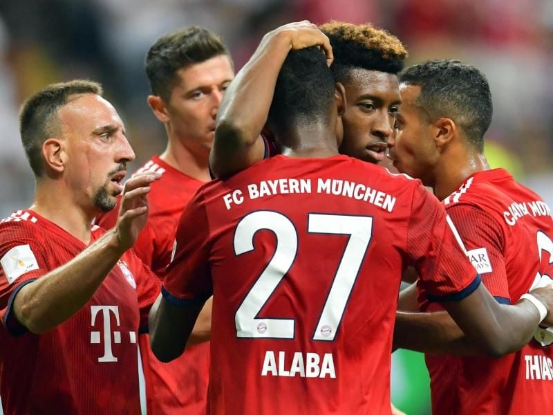 Die Bayern-Spieler jubeln über ihren Sieg gegen DFB-Pokalsieger Eintracht Frankfurt. Foto: Uwe Anspach