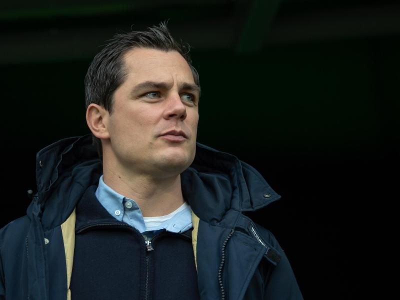 Wolfsburgs Sportdirektor Marcel Schäfer kann immer wieder aufkommende Diskussionen um eine fehlende Tradition beim VfL nicht verstehen. Foto: Swen Pförtner/dpa