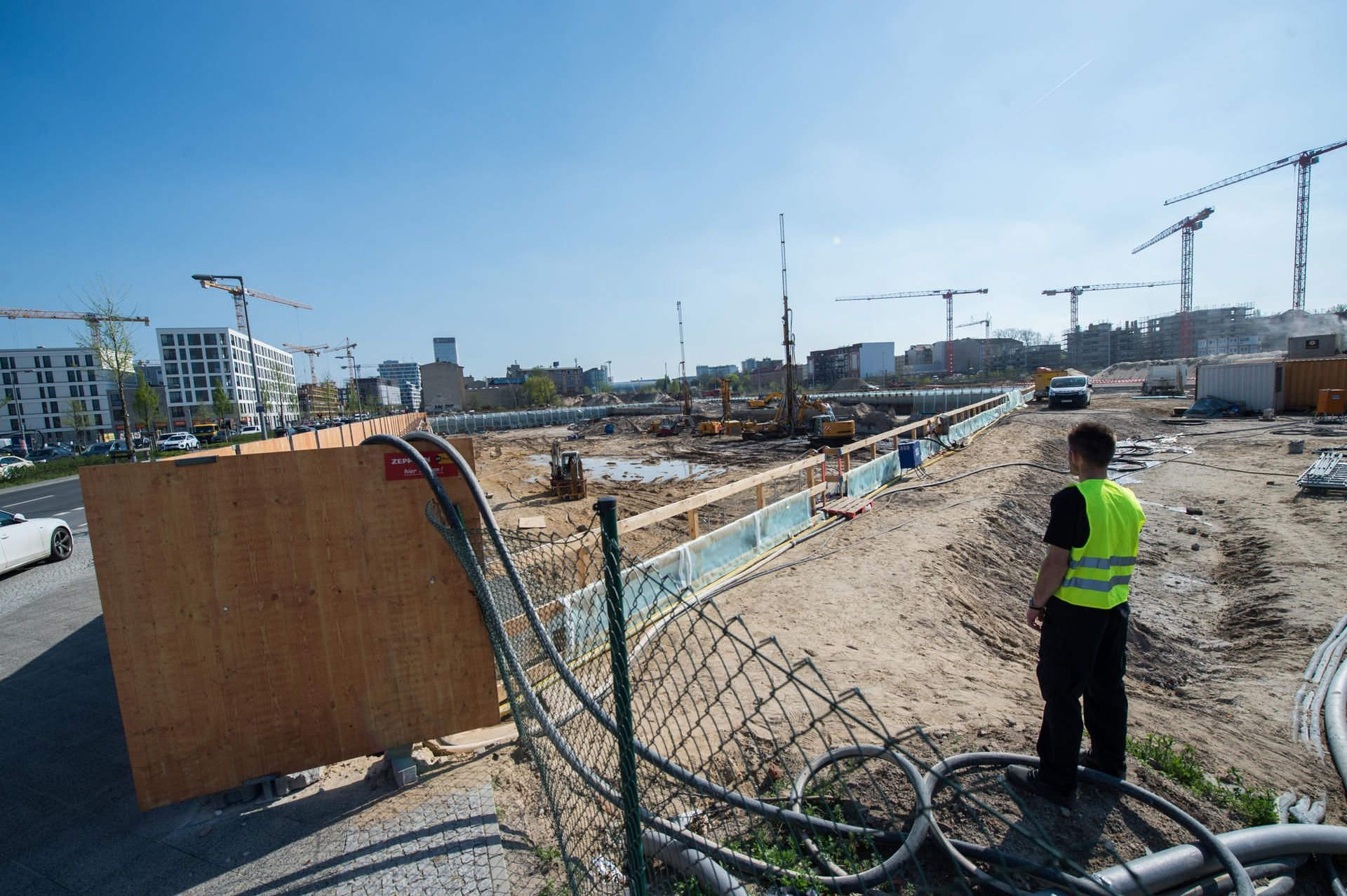 Berlin: Ein Mann schaut auf eine Baustelle an der Heidestraße. Am Freitag sollen ab 9 Uhr für Entschärfungsarbeiten in einem Umkreis von 800 Metern sämtliche Gebäude geräumt werden.