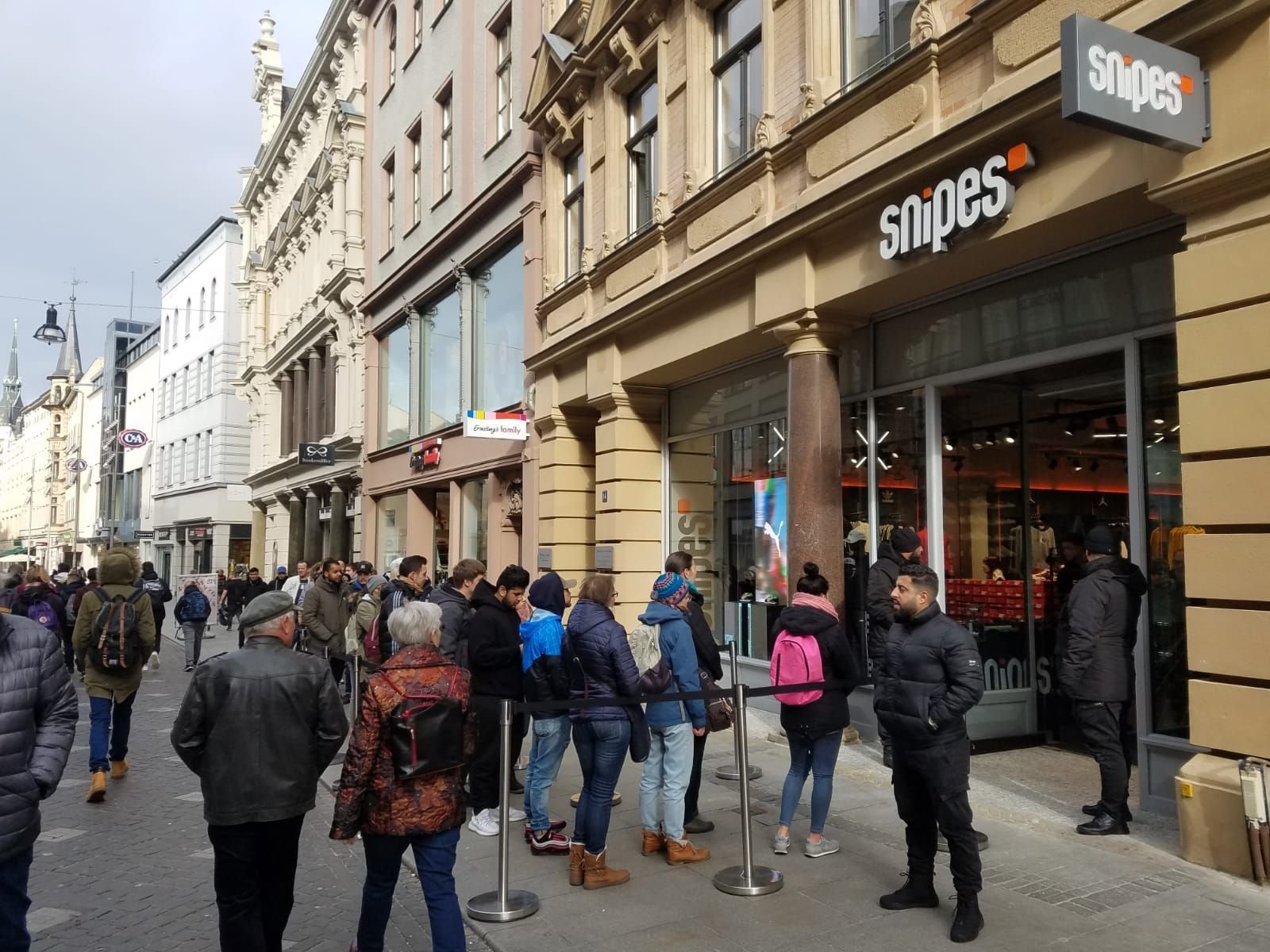 Der neue Streetware-Laden eröffnet auf dem Boulevard in Halle. Die ersten neugierigen Besucher stehen bereits Schlange.