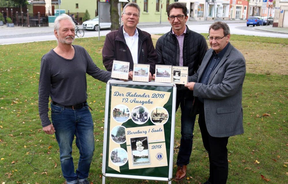 Michael Koch (von links), Ingo Schierhorn, Peter Krätschmann und Winfried Becker stellen den neuen Kalender „Bernburg in alten Ansichten“ vom Lions Club vor.
