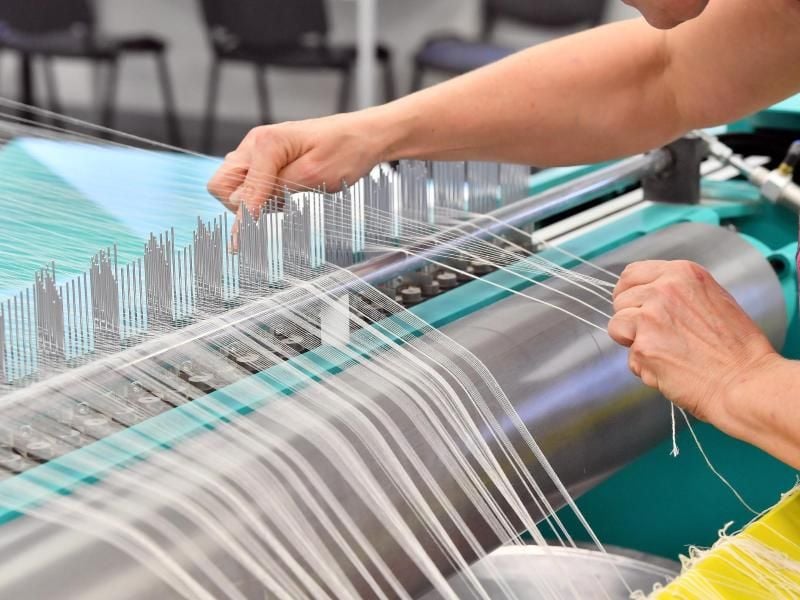 Eine Textilfabrik in Thüringen: Die Textilindustrie in Deutschland dürfte der Studie zufolge noch mit einem blauen Auge davon kommen. Foto: Martin Schutt/ZB/dpa
