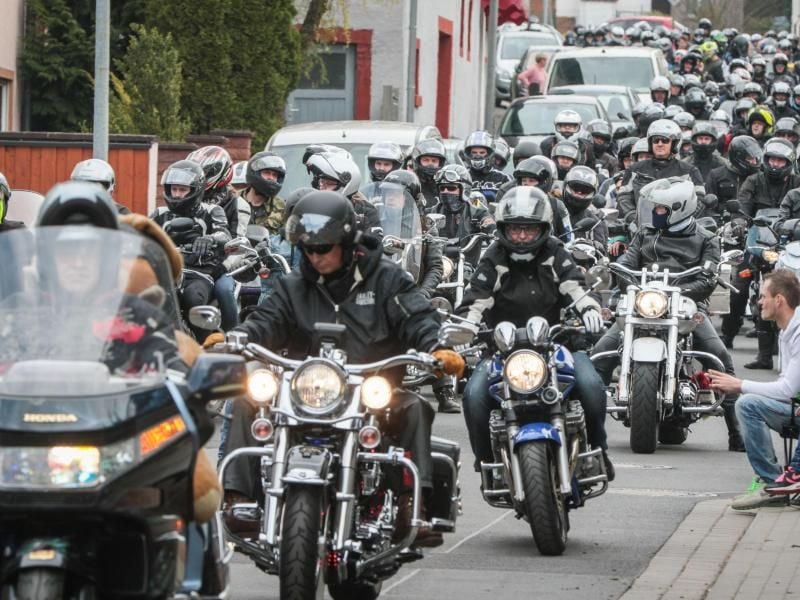 Hunderte Motorräder fahren beim offiziellen Beginn der Motorradsaison beim 35. „Anlassen” durch die Straßen. Foto: Frank Rumpenhorst/Archiv