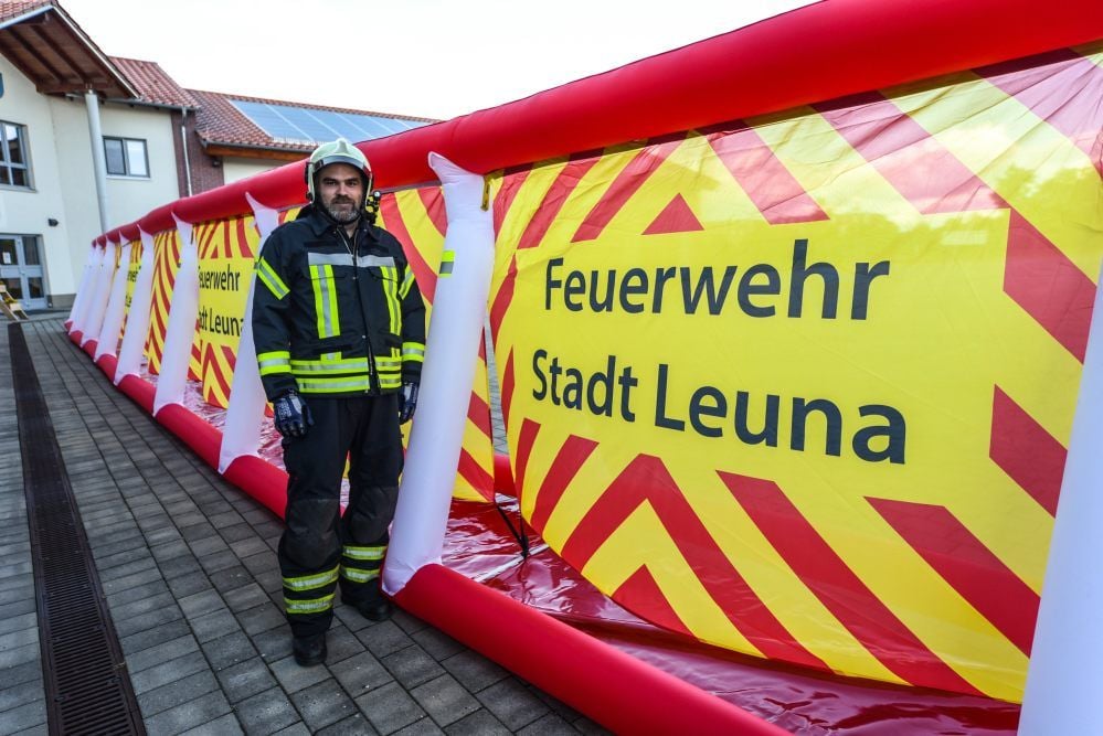 20 Meter ist der Sichtschutz lang, den Matthias Fiedler auf dem Gelände der Ortswehr Günthersdorf-Kötschlitz aufgebaut hat.