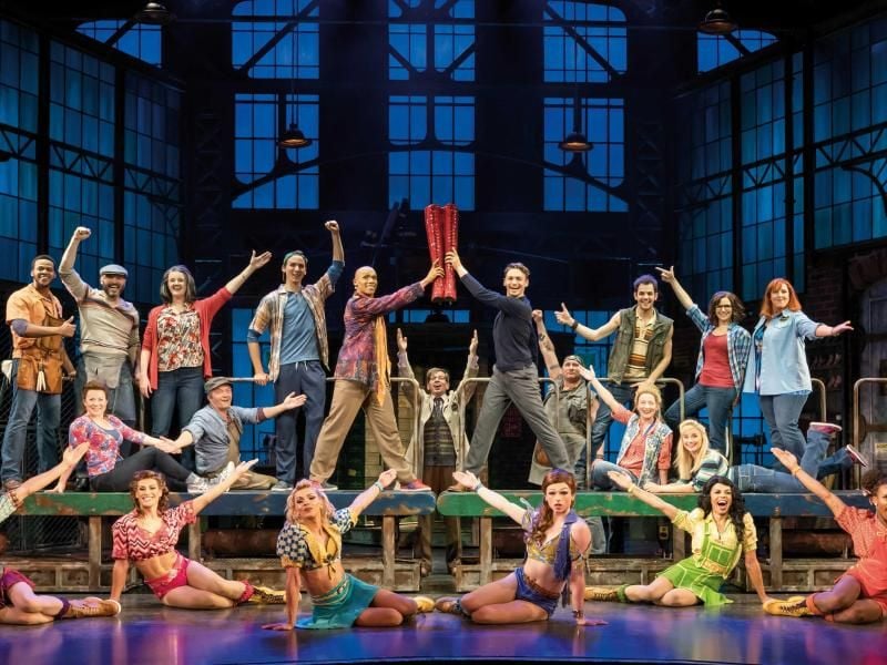 Das bunte Ensemble des Musicals „Kinky Boots” in Hamburg. Foto: Johan Persson/Stage Entertainment