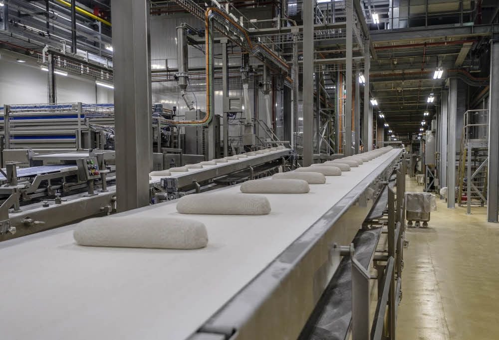 Die Produktion der Backwaren läuft in der neuen Piesteritzer Fabrik vollautomatisch - der Mensch steuert und überwacht.