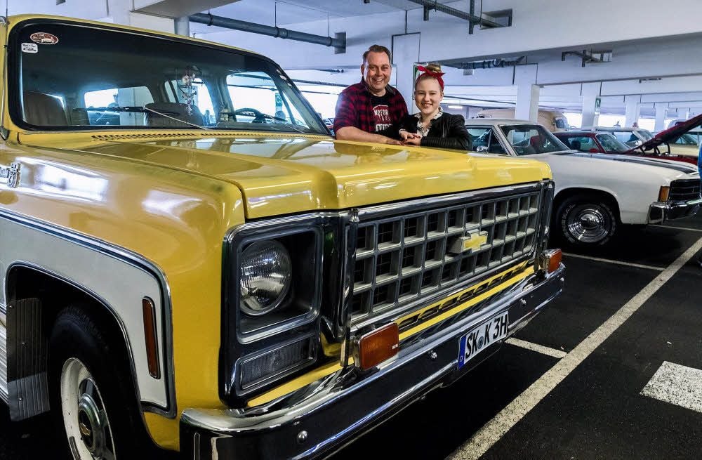 Andreas Engler aus Landsberg mit Tochter Hanna und dem Chevrolet Suburban, den er selbst in Kalifornien gekauft hat.