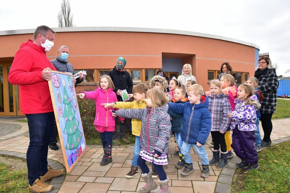 Die Jungen und Mädchen sind begeistert von dem Geschenk.