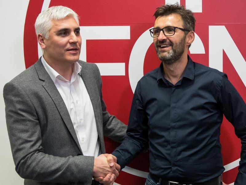 Trainer Michael Köllner (r) und Sportvorstand Andreas Bornemann stehen beim 1. FC Nürnberg in der Kritik. Foto: Daniel Karmann