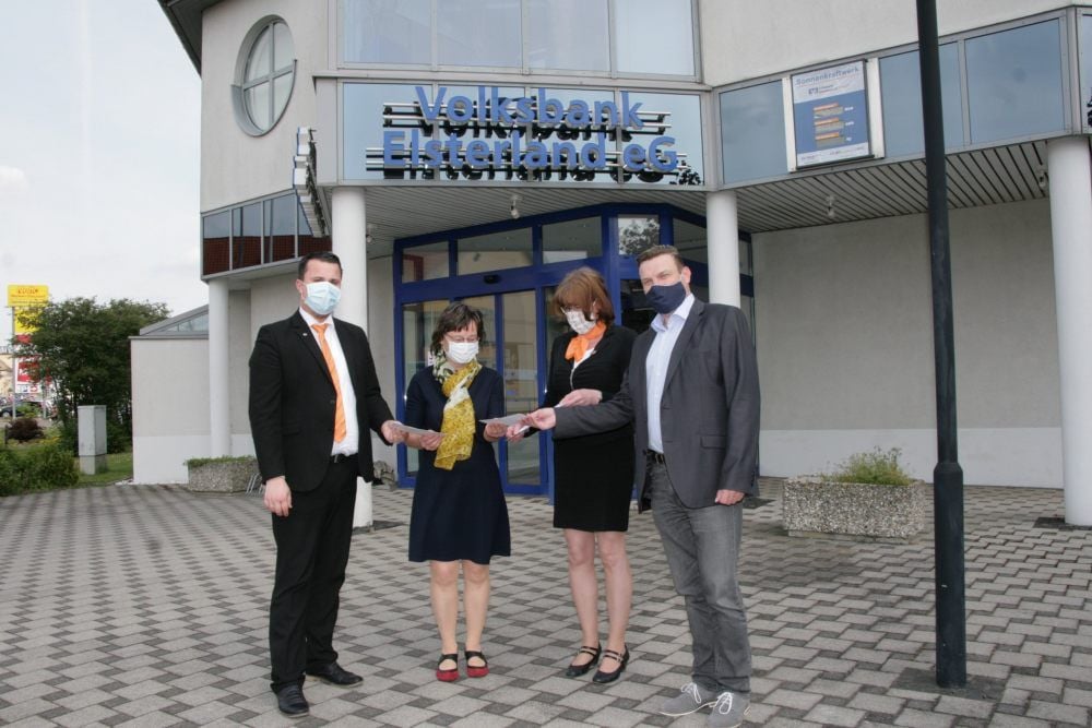 Corinna Trebbin (2.v.l.), Leiterin des Feierabendheims, nimmt die Jessen-Gutscheine von Gewerbeverein und Volksbank dankbar entgegen.