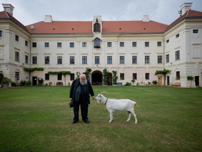 Hermann Nitsch mit Ziege Luise vor seinem Schloss. Foto: David Visnjic
