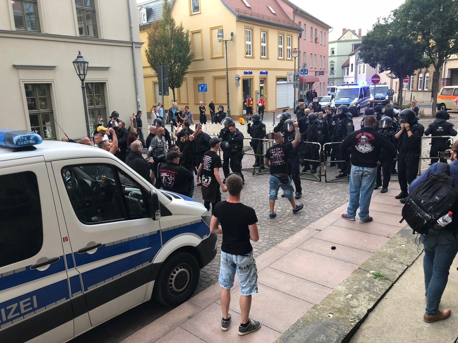 Rechte versuchten, zu den Gegendemonstranten durchzudringen - wurden allerdings von der Polizei gestoppt.