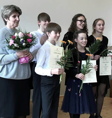Große Freude: fünf erfolgreiche Musikschüler mit ihrer Klavierlehrerin Irina Wachtel