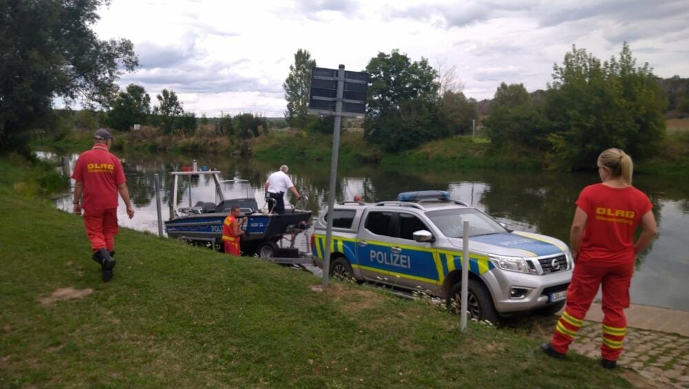 Neben Feuerwehr und Behörden sind auch DRLG und die Wasserschutzpolizei bei der Suche beteiligt.