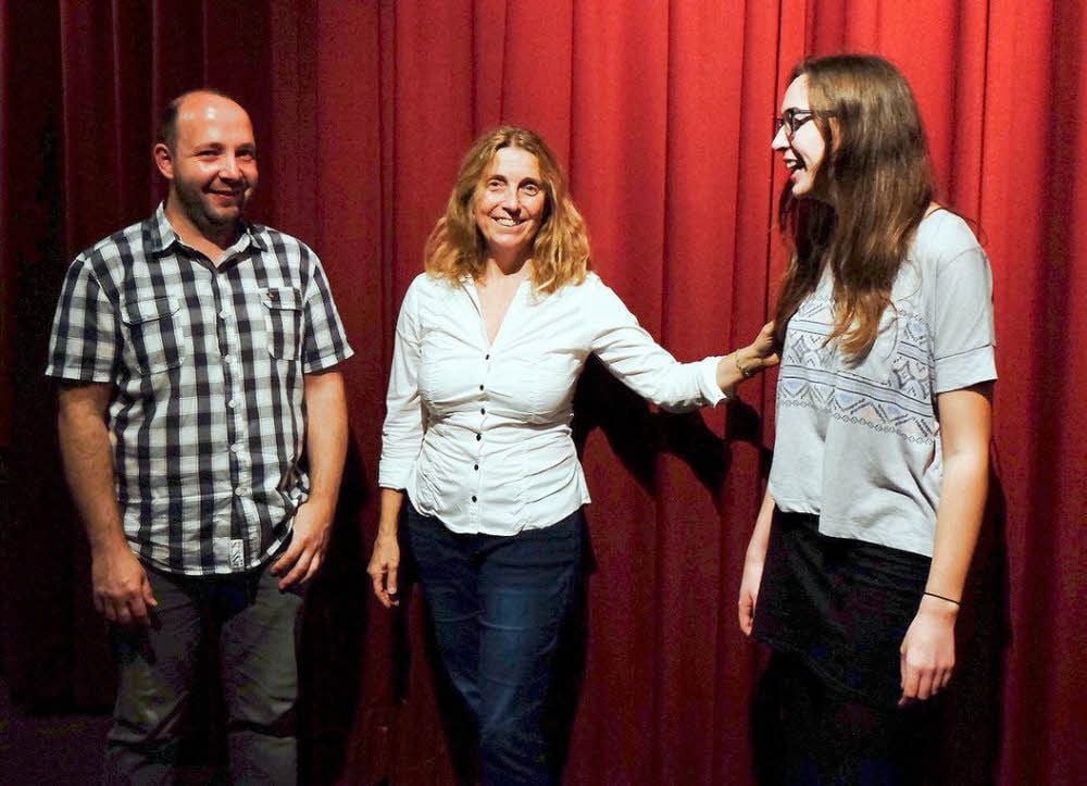 Jo-Anne Velin (M.) vor dem Kinovorhang im Gespräch mit Andreas Ronneberger und Hanna Keilholz.