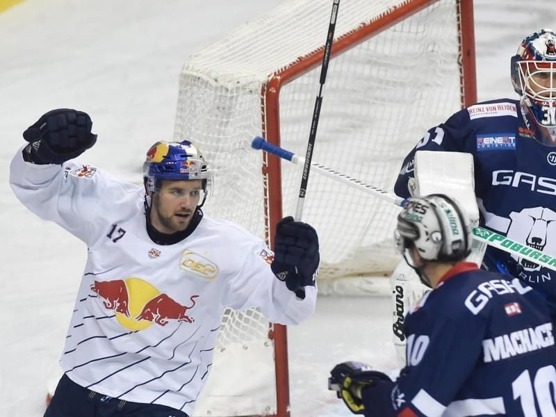 Der Müncher Brooks Macek (l) jubelt über einen Treffer gegen die Eisbären. Foto: Klaus-Dietmar Gabbert