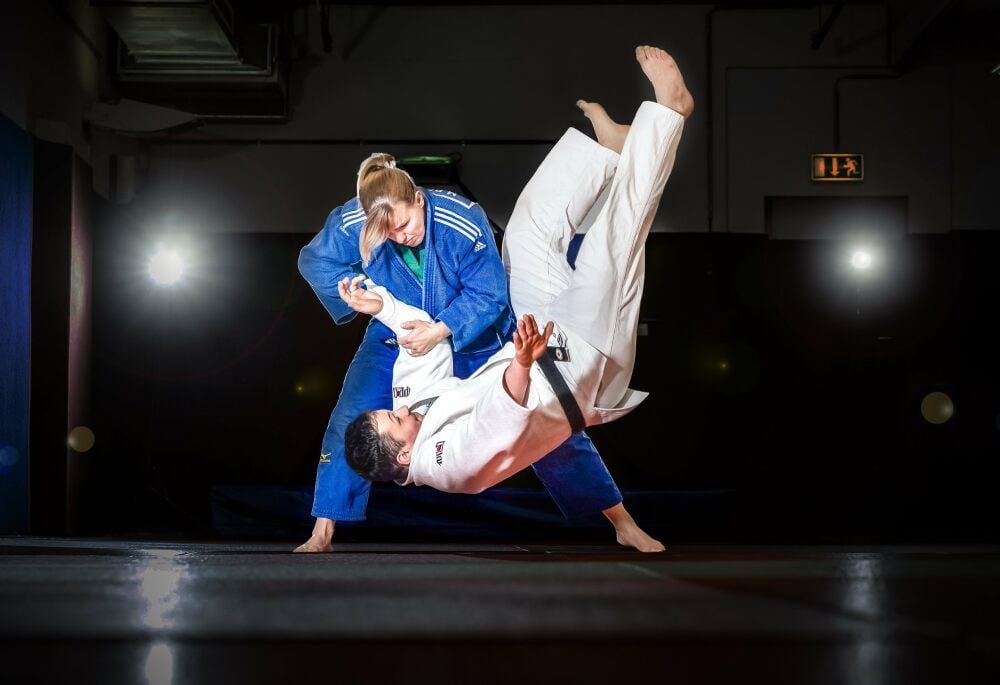Mit einem Wurf befördert Marie Branser ihren Trainer Tobias Mathieu auf die Matte.