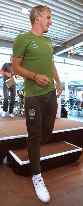 Bastian Schweinsteiger nach der Pressekonferenz am Dienstag