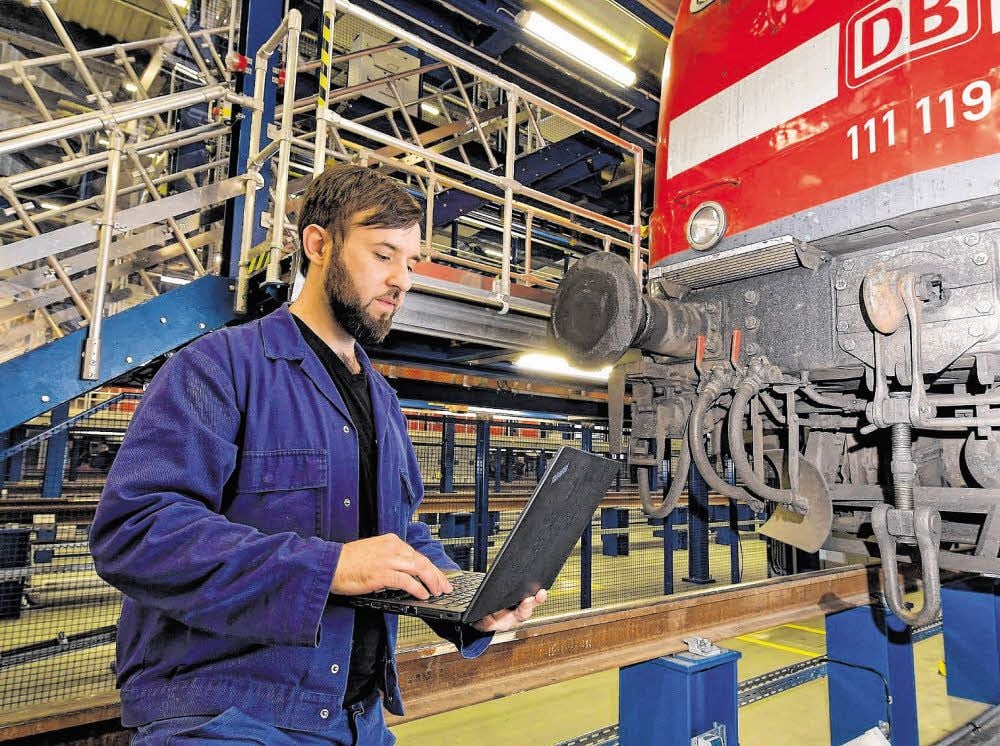 Markus Fuchs, Elektroniker für Anlagentechnik, ist einer der Schichtverantwortlichen im neuen Lokprüfzentrum. Im Drei-Schicht-System werden bald zehn Mann pro Schicht hier arbeiten.