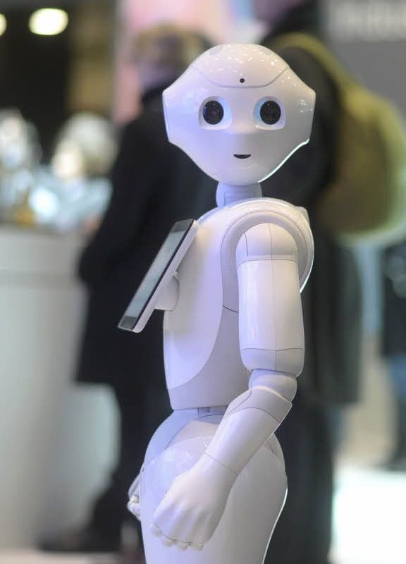 Patrick Jahn bedient einen kleinen Roboter, mit dem die Uniklinik in Halle bereits Versuche macht. Bald soll ein weiterer Roboter gekauft werden, der viel mehr Aufgaben erledigen kann.