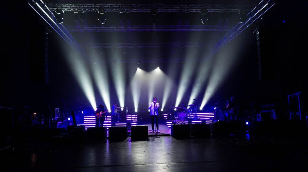 Wincent Weiss probt im Dessauer Hangar.