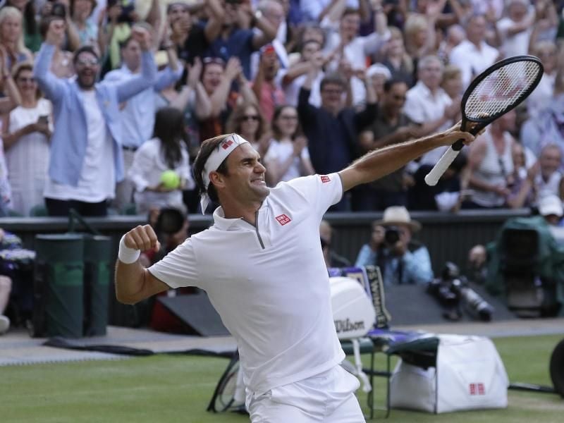 Roger Federer feiert seinen Sieg im Halbfinale gegen Rafael Nadal. Foto: Kirsty Wigglesworth/AP