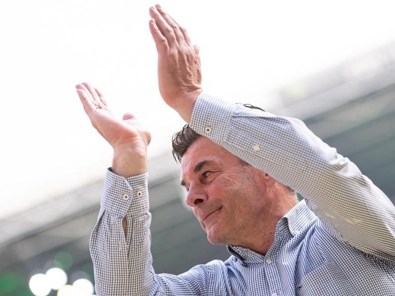 Gladbachs Trainer Dieter Hecking verabschiedet sich von den Fans. Foto: Marius Becker