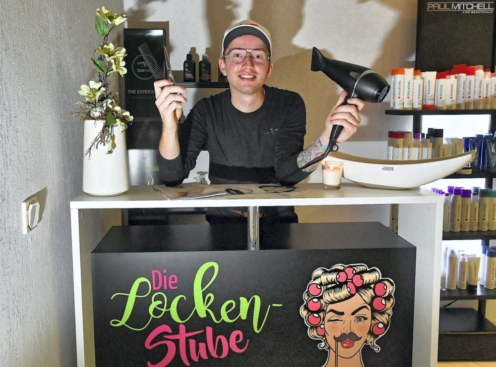 Friseurmeister André Berger in seiner „Lockenstube“