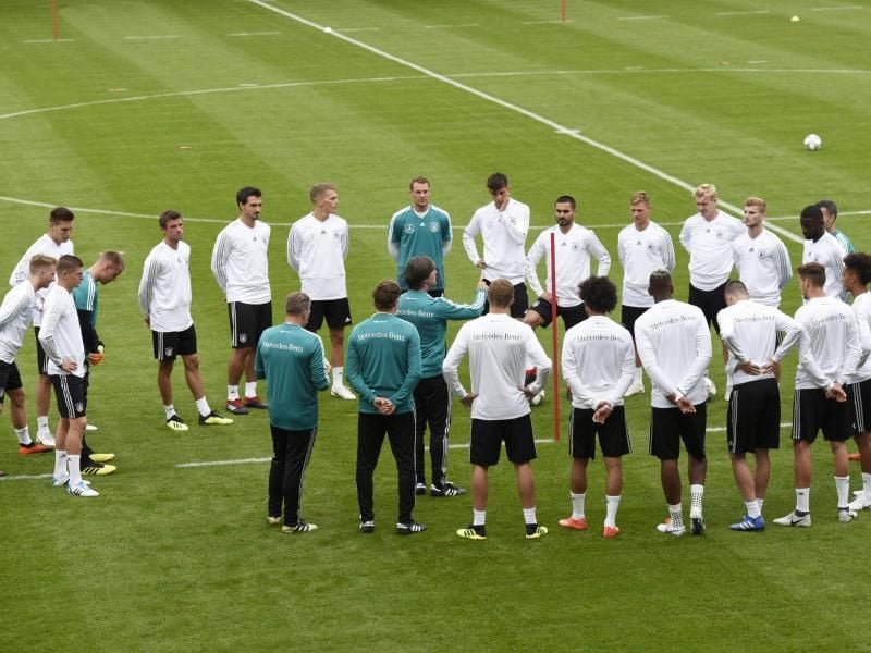 Bundestrainer Joachim Löw (M.) bereit die deutsche Nationalmannschaft in München vor. Foto: Angelika Warmuth