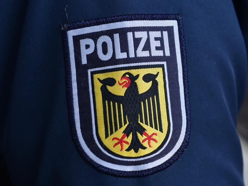 Das Wappen der Bundespolizei auf einer Dienstjacke. Foto: Martin Schutt/Archiv