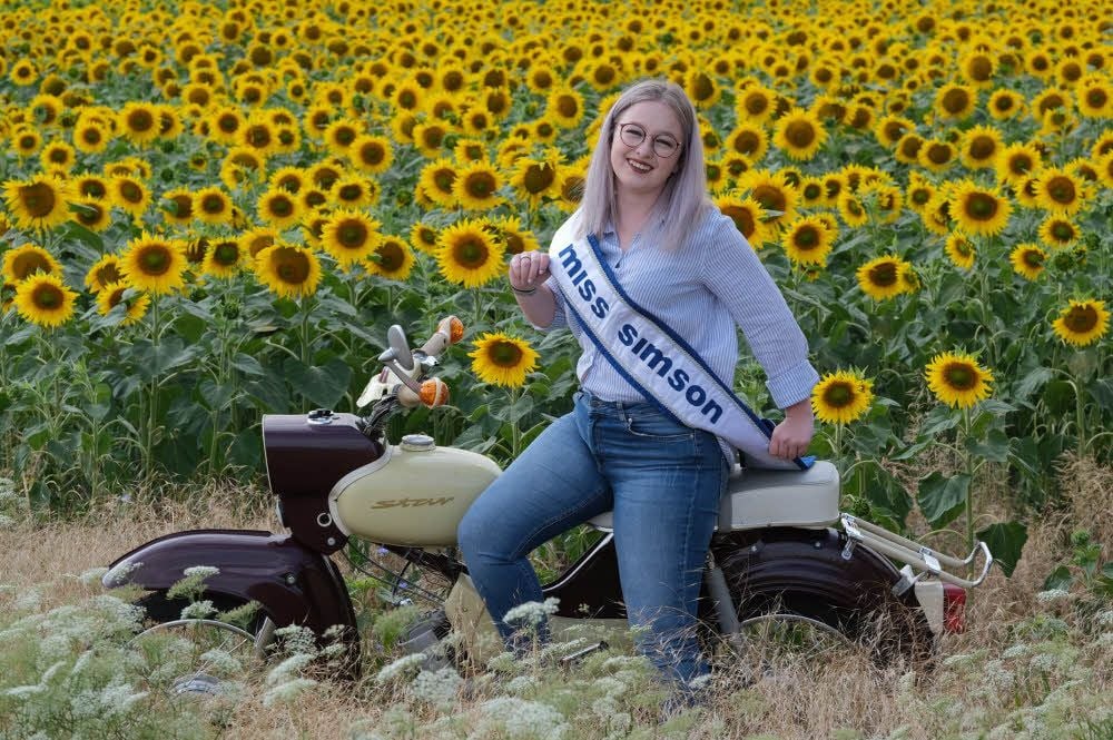 „Caro“ lacht mit den Sonnenblumen um die Wette: Die 18-Jährige ist für ein Jahr die neue „Miss Simson“.