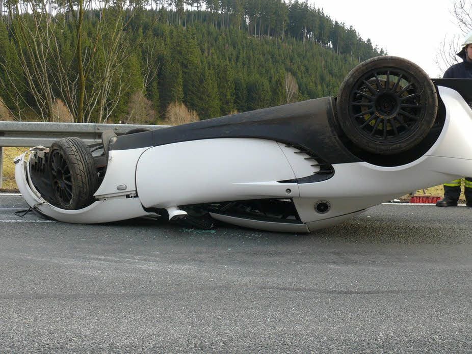 Das Lotus Elise liegt nach dem Unfall auf dem Dach.