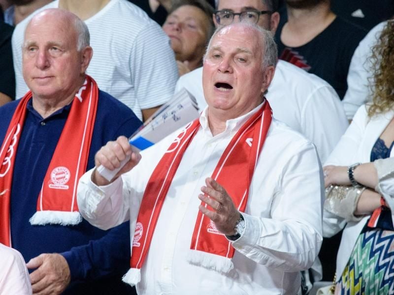 Vereinspräsident Uli Hoeneß fiebert beim Basketball-Finalspiel mit. Foto: Matthias Balk